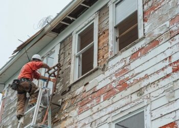 Why you should schedule siding repair services before cold weather